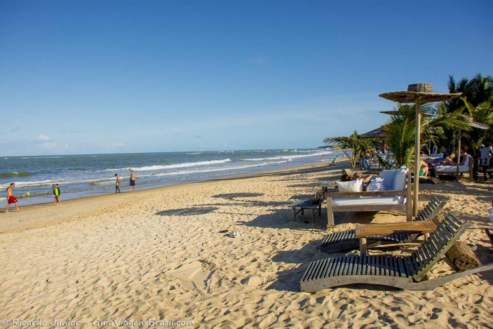 Imagem de lindas espreguiçadeiras nas areias da Praia dos Coqueiros.
